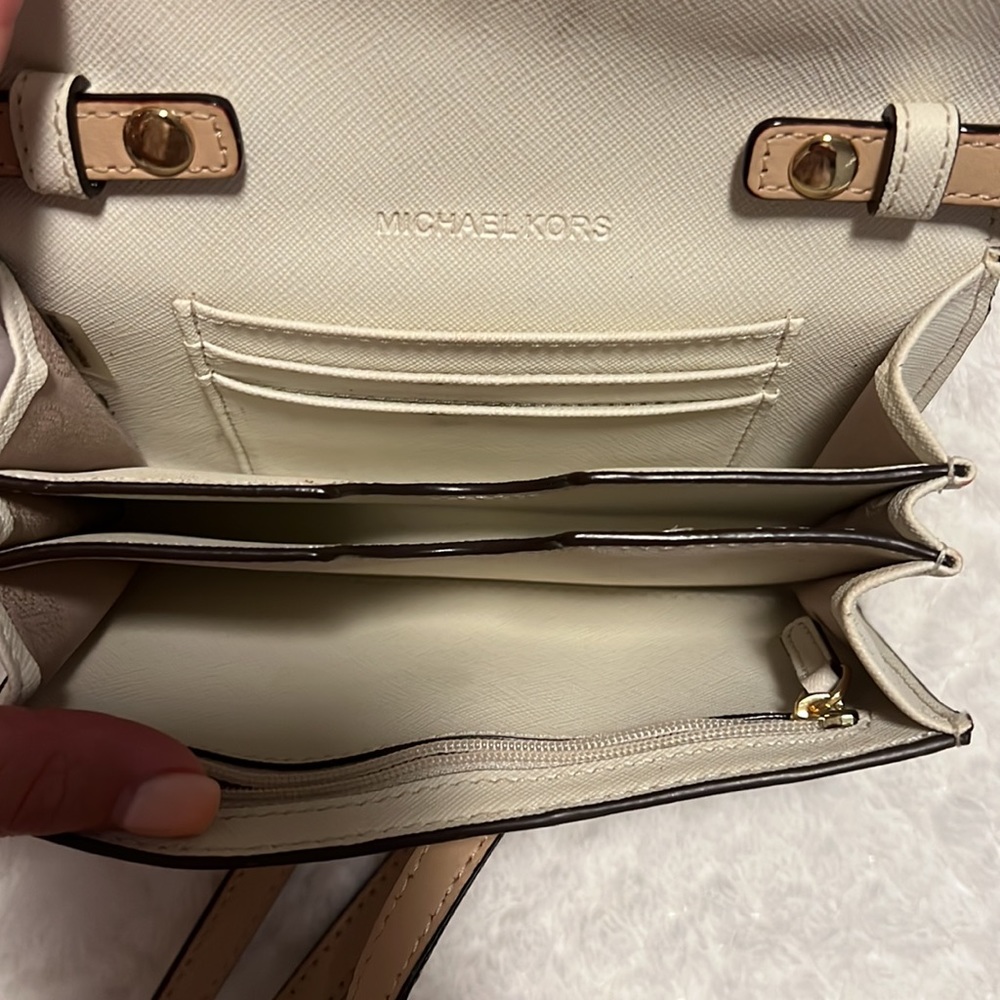 Michael Kors crossbody purse - Picture 2 of 2